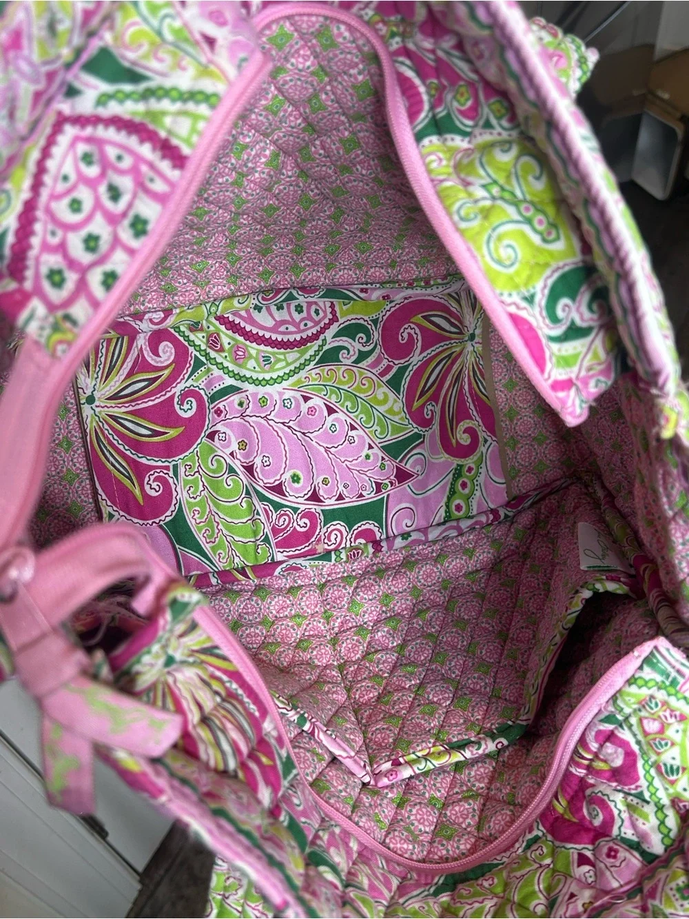 Vera Bradley Retired Rare Pinwheel Pink Super Tote 16H x 18W x 8D - Picture 4 of 10